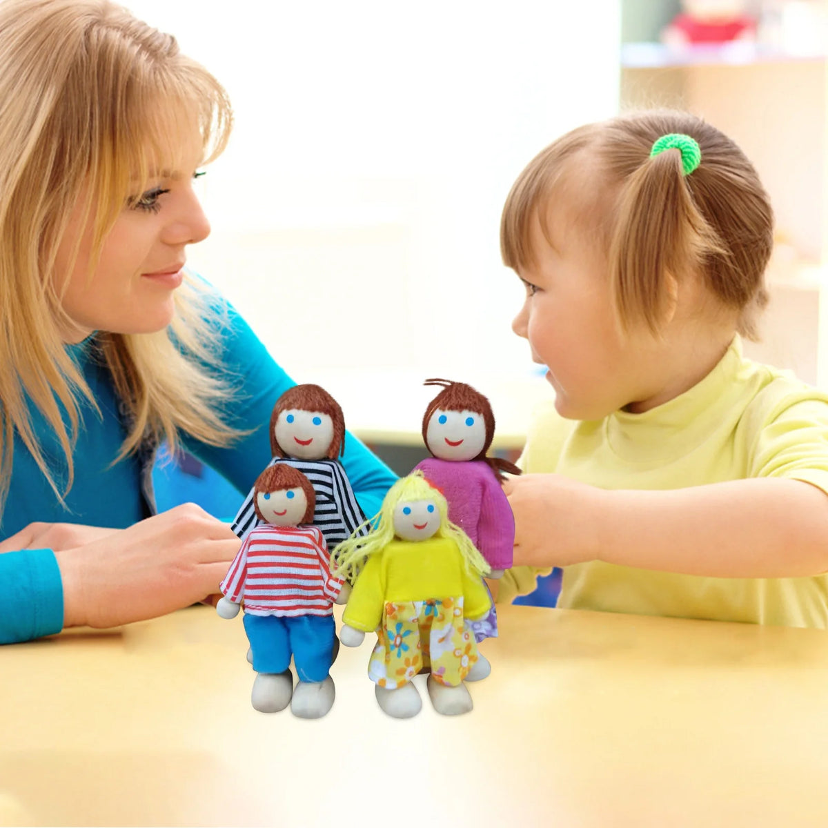 Dolls House 4 People Set Doll Toy L4477